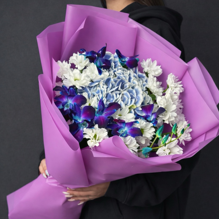 Букет ромашек с гортензией и орхидеями